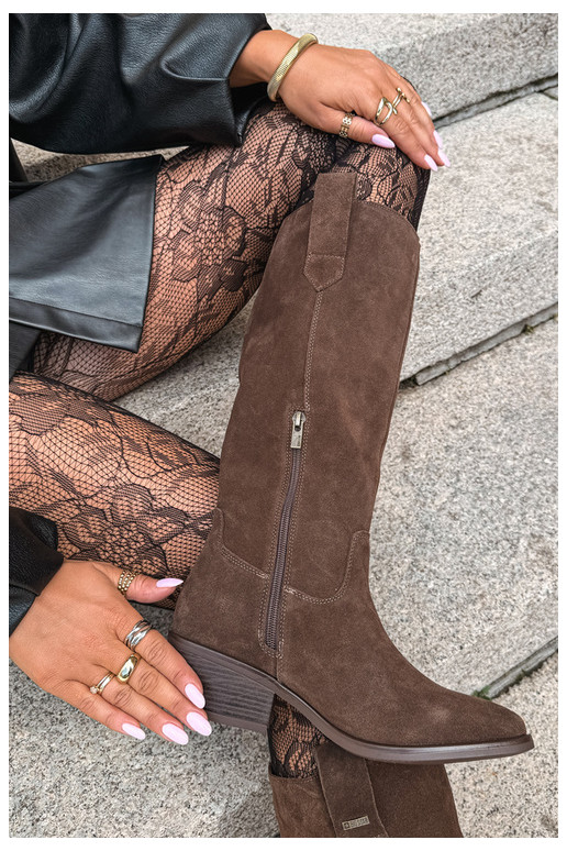 stivali alti in suede sintetico per donne con tacco basso isolati Big Star UU274519 colore cioccolato