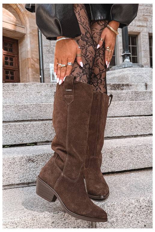 stivali alti in suede sintetico per donne con tacco basso isolati Big Star UU274519 colore cioccolato