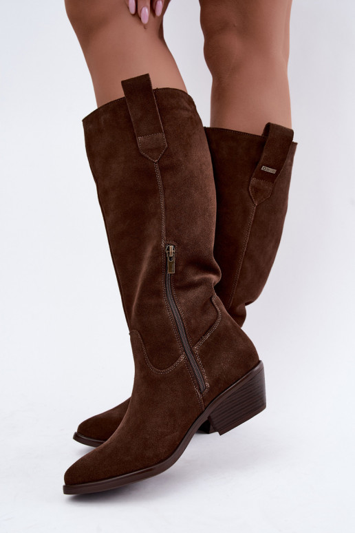 stivali alti in suede sintetico per donne con tacco basso isolati Big Star UU274519 colore cioccolato