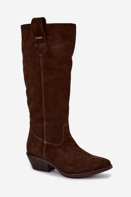 stivali alti in suede sintetico per donne con tacco basso isolati Big Star UU274519 colore cioccolato