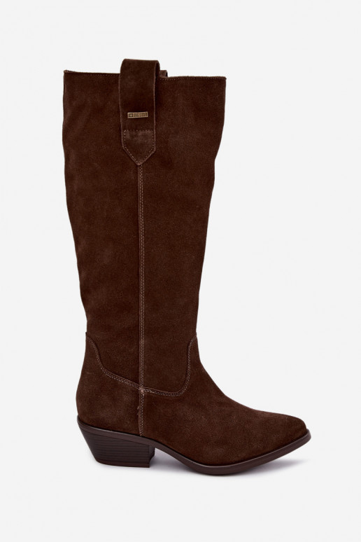 stivali alti in suede sintetico per donne con tacco basso isolati Big Star UU274519 colore cioccolato