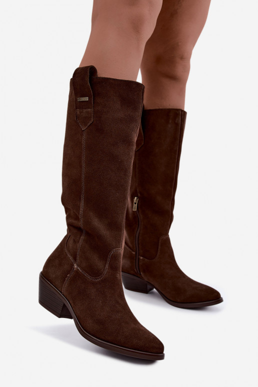 stivali alti in suede sintetico per donne con tacco basso isolati Big Star UU274519 colore cioccolato