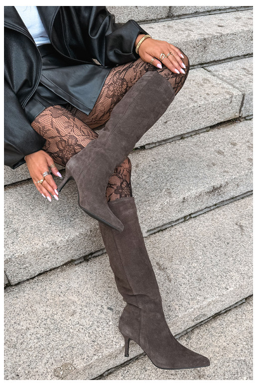 stivali alti in suede sintetico con tacco sottile isolati modello slip-on Big Star UU274495 colore marrone scuro