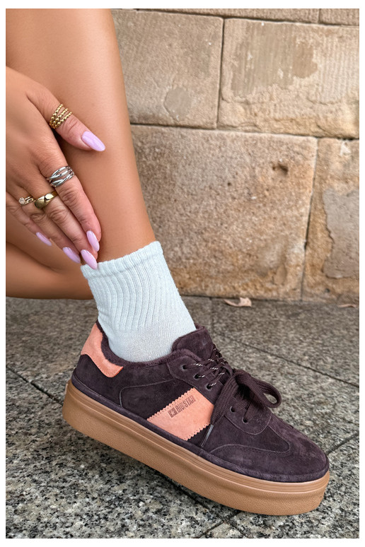 stivali modello sneakers in suede sintetico per donne isolati Big Star UU274770 colore cioccolato