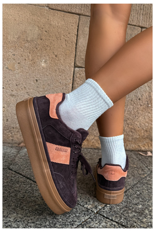 stivali modello sneakers in suede sintetico per donne isolati Big Star UU274770 colore cioccolato