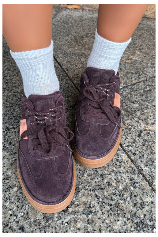 stivali modello sneakers in suede sintetico per donne isolati Big Star UU274770 colore cioccolato