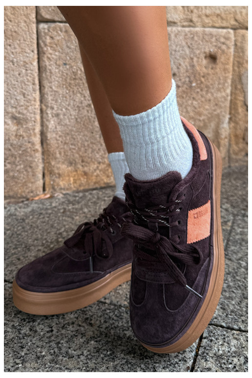 stivali modello sneakers in suede sintetico per donne isolati Big Star UU274770 colore cioccolato