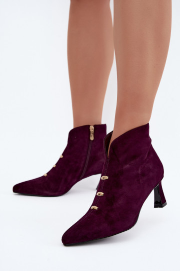 Scarpe in pelle scamosciata da donna isolate con tacchi D&A CR62-3496 in colore prugna