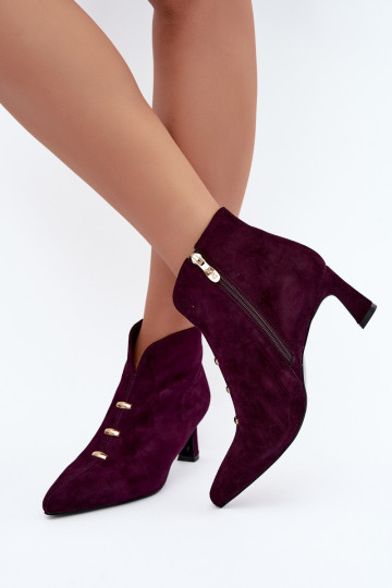 Scarpe in pelle scamosciata da donna isolate con tacchi D&A CR62-3496 in colore prugna 2
