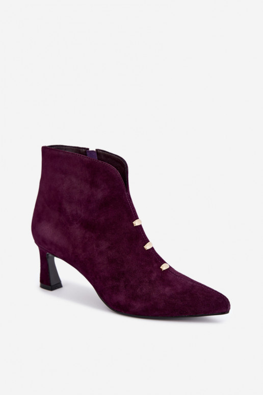 Scarpe in pelle scamosciata da donna isolate con tacchi D&A CR62-3496 in colore prugna