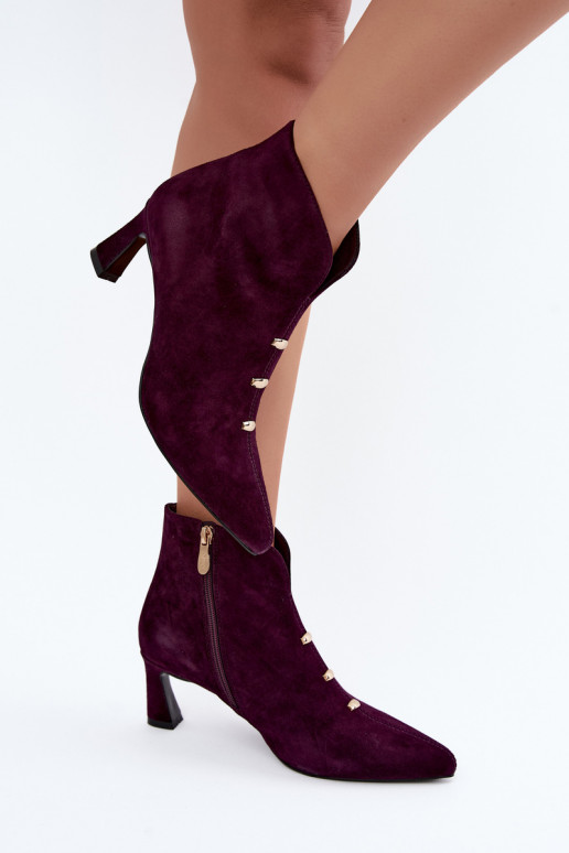 Scarpe in pelle scamosciata da donna isolate con tacchi D&A CR62-3496 in colore prugna