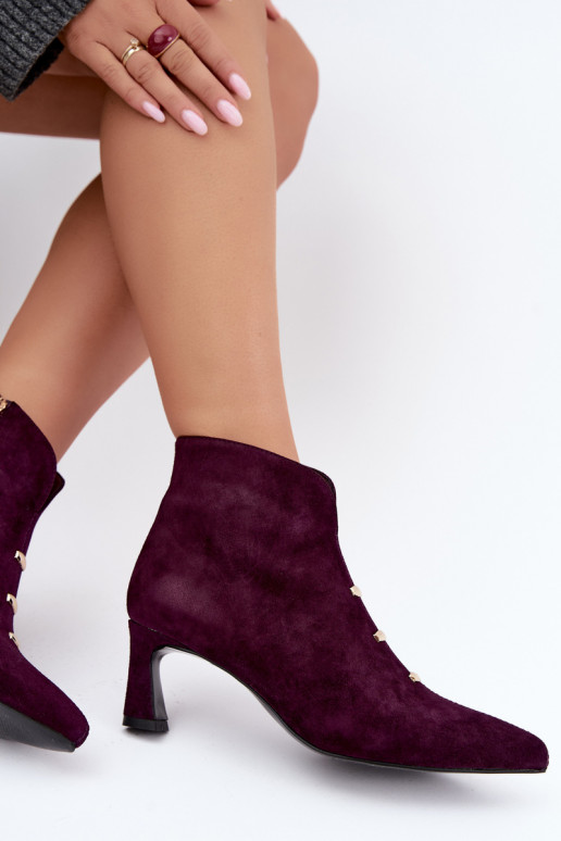 Scarpe in pelle scamosciata da donna isolate con tacchi D&A CR62-3496 in colore prugna