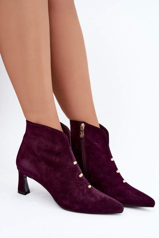 Scarpe in pelle scamosciata da donna isolate con tacchi D&A CR62-3496 in colore prugna