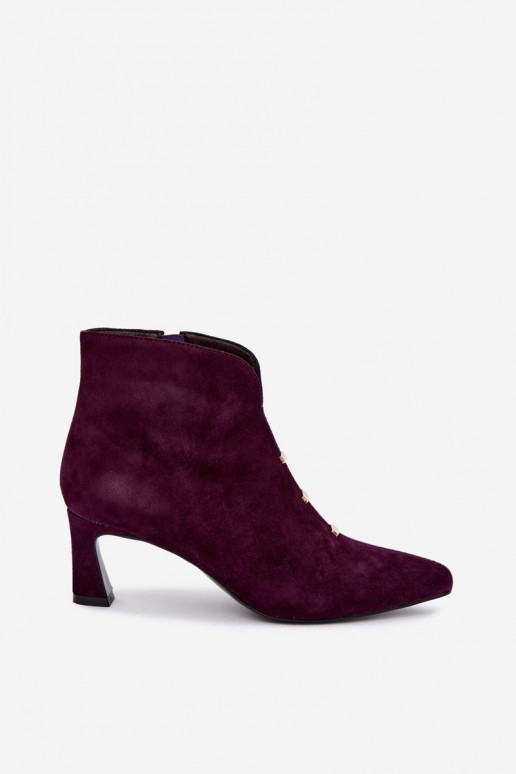 Scarpe in pelle scamosciata da donna isolate con tacchi D&A CR62-3496 in colore prugna