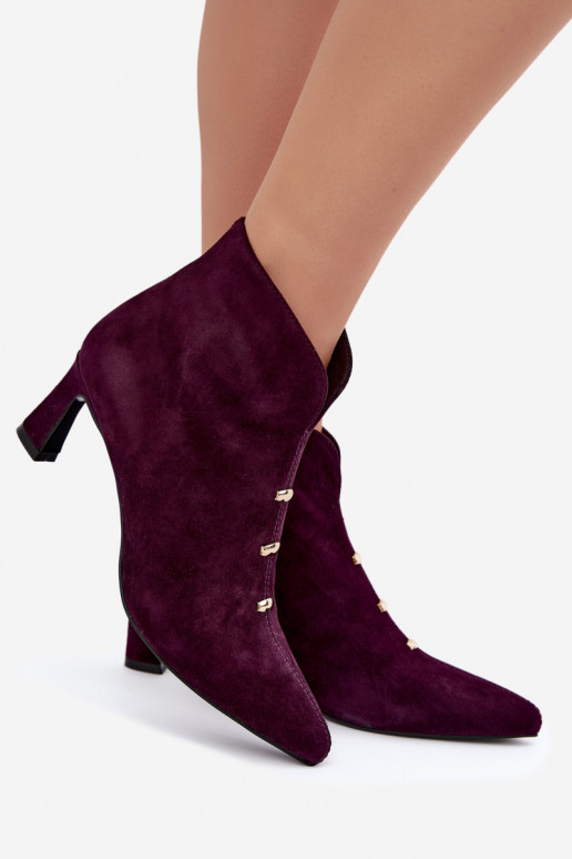 Scarpe in pelle scamosciata da donna isolate con tacchi D&A CR62-3496 in colore prugna
