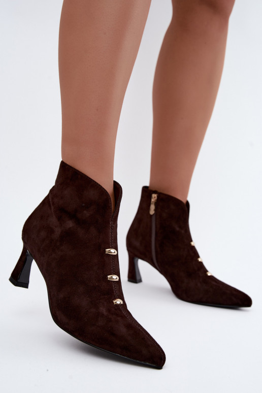 Scarpe in pelle scamosciata da donna isolate con tacchi D&A CR62-3496 in colore cioccolato