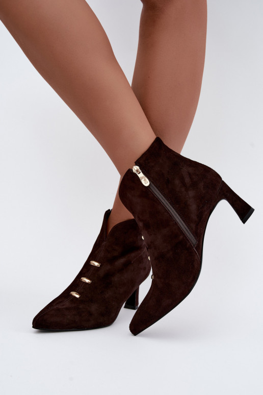 Scarpe in pelle scamosciata da donna isolate con tacchi D&A CR62-3496 in colore cioccolato