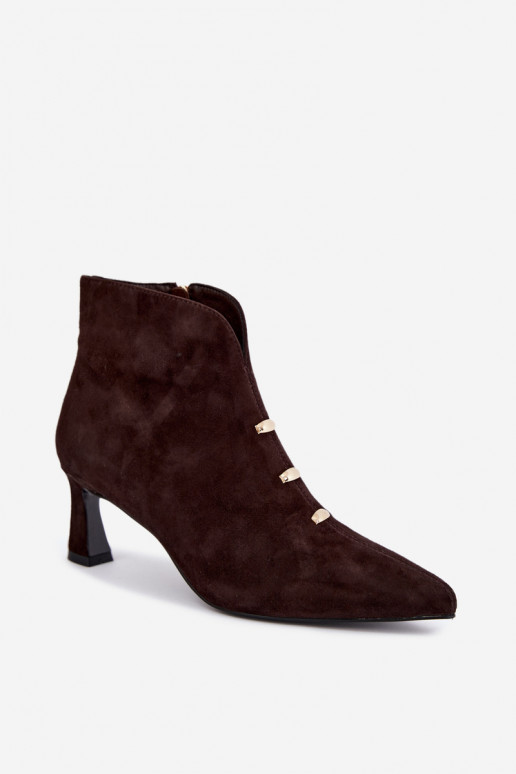 Scarpe in pelle scamosciata da donna isolate con tacchi D&A CR62-3496 in colore cioccolato