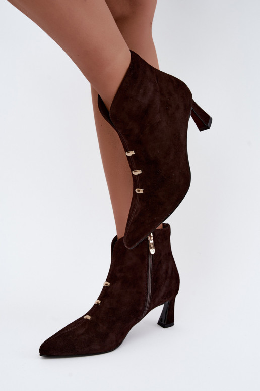 Scarpe in pelle scamosciata da donna isolate con tacchi D&A CR62-3496 in colore cioccolato