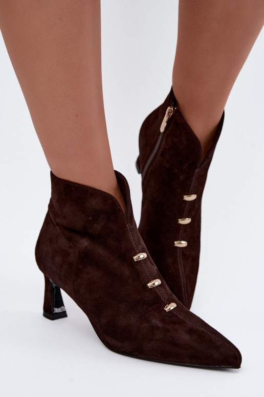 Scarpe in pelle scamosciata da donna isolate con tacchi D&A CR62-3496 in colore cioccolato