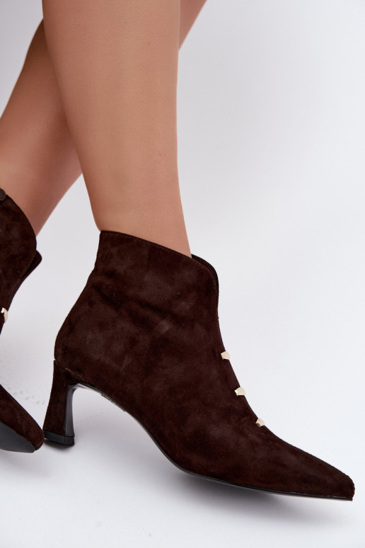 Scarpe in pelle scamosciata da donna isolate con tacchi D&A CR62-3496 in colore cioccolato