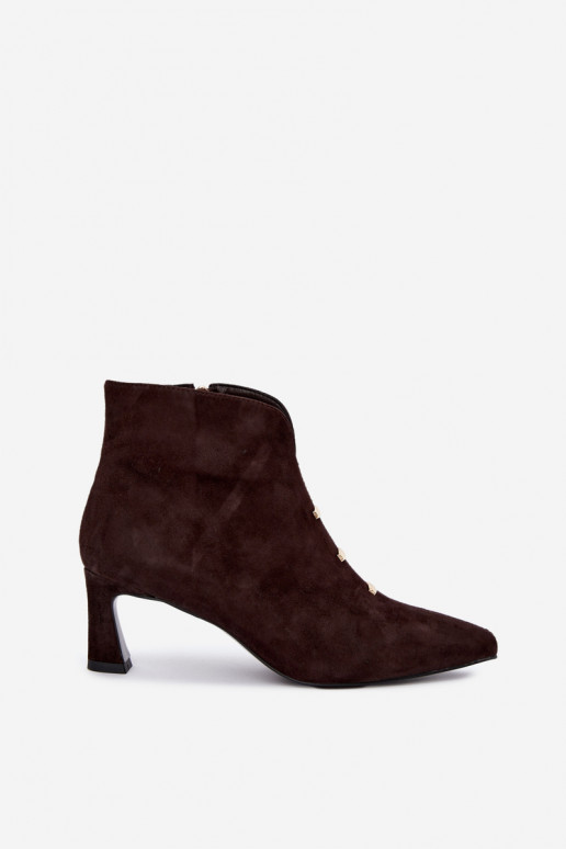 Scarpe in pelle scamosciata da donna isolate con tacchi D&A CR62-3496 in colore cioccolato