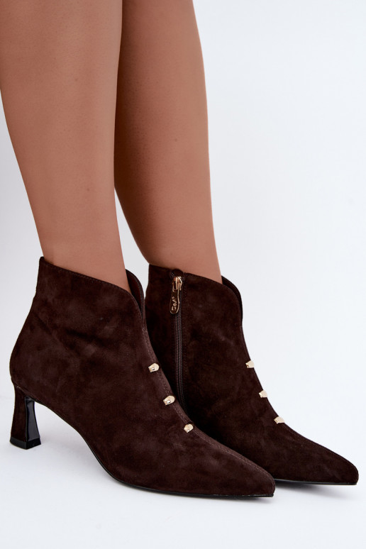 Scarpe in pelle scamosciata da donna isolate con tacchi D&A CR62-3496 in colore cioccolato