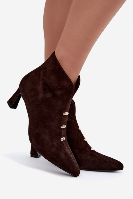 Scarpe in pelle scamosciata da donna isolate con tacchi D&A CR62-3496 in colore cioccolato