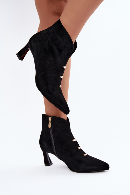 Scarpe in pelle scamosciata da donna isolate con tacchi D&A CR62-3496 in colore nero