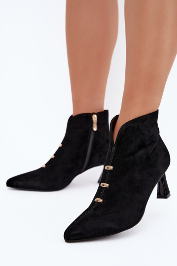 Scarpe in pelle scamosciata da donna isolate con tacchi D&A CR62-3496 in colore nero 2