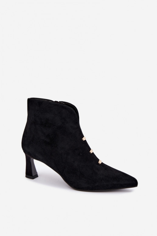 Scarpe in pelle scamosciata da donna isolate con tacchi D&A CR62-3496 in colore nero