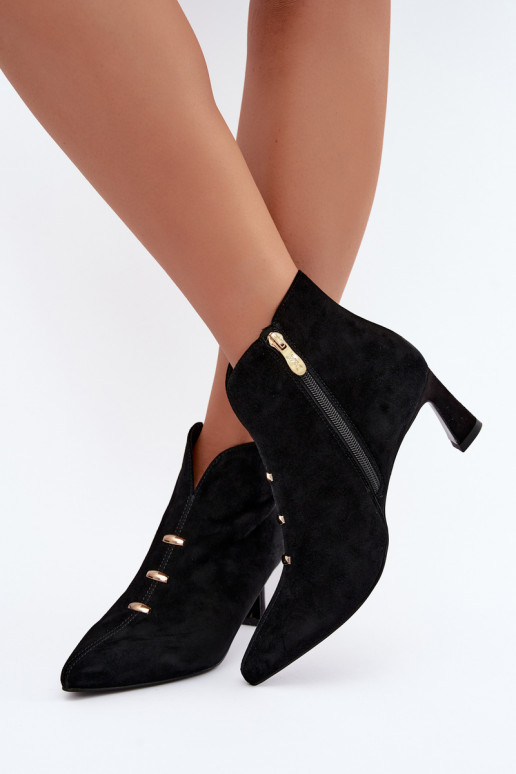 Scarpe in pelle scamosciata da donna isolate con tacchi D&A CR62-3496 in colore nero