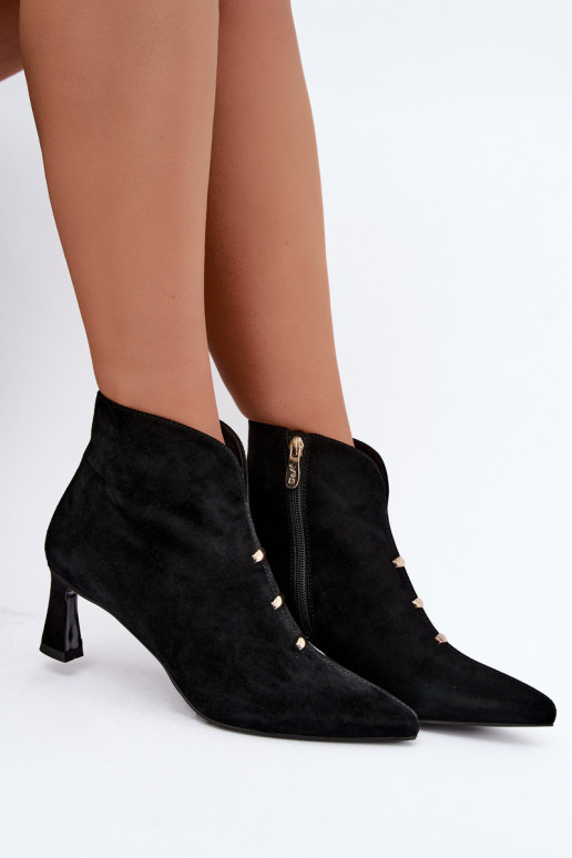 Scarpe in pelle scamosciata da donna isolate con tacchi D&A CR62-3496 in colore nero