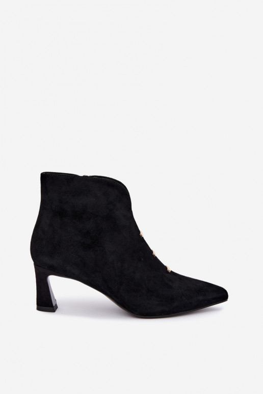 Scarpe in pelle scamosciata da donna isolate con tacchi D&A CR62-3496 in colore nero
