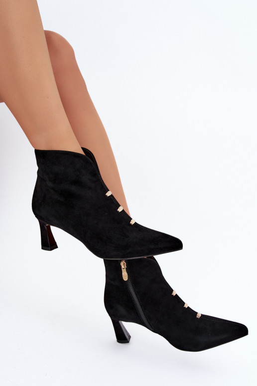 Scarpe in pelle scamosciata da donna isolate con tacchi D&A CR62-3496 in colore nero