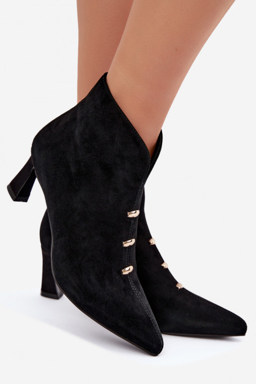 Scarpe in pelle scamosciata da donna isolate con tacchi D&A CR62-3496 in colore nero