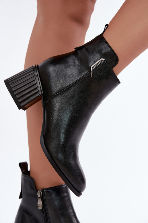 Stivaletti in pelle con tacchi isolati D&A CR62-3442 in colore nero