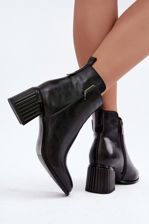 Stivaletti in pelle con tacchi isolati D&A CR62-3442 in colore nero