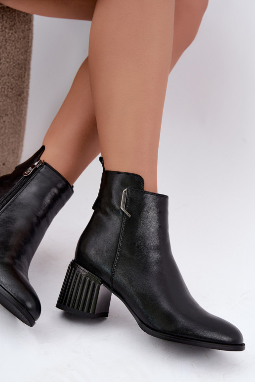 Stivaletti in pelle con tacchi isolati D&A CR62-3442 in colore nero
