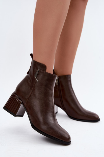 Stivaletti in pelle con tacchi isolati D&A CR62-3442 in colore cioccolato 2