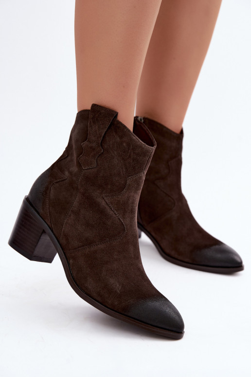 Stivali in pelle scamosciata in stile cowboy isolati D&A CR62-3395 in colore marrone scuro