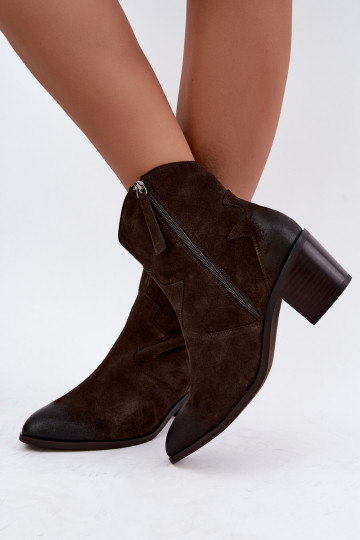 Stivali in pelle scamosciata in stile cowboy isolati D&A CR62-3395 in colore marrone scuro 2
