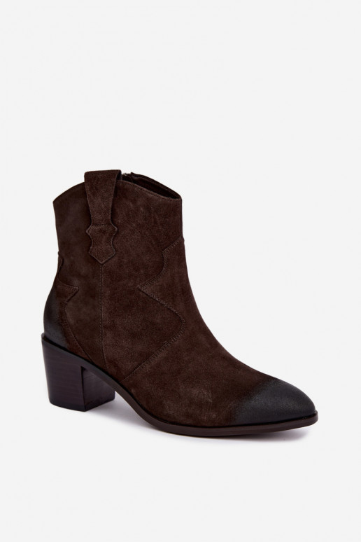 Stivali in pelle scamosciata in stile cowboy isolati D&A CR62-3395 in colore marrone scuro