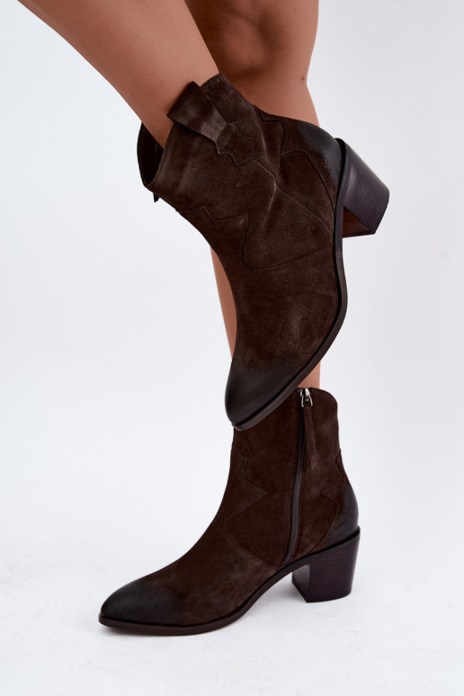 Stivali in pelle scamosciata in stile cowboy isolati D&A CR62-3395 in colore marrone scuro
