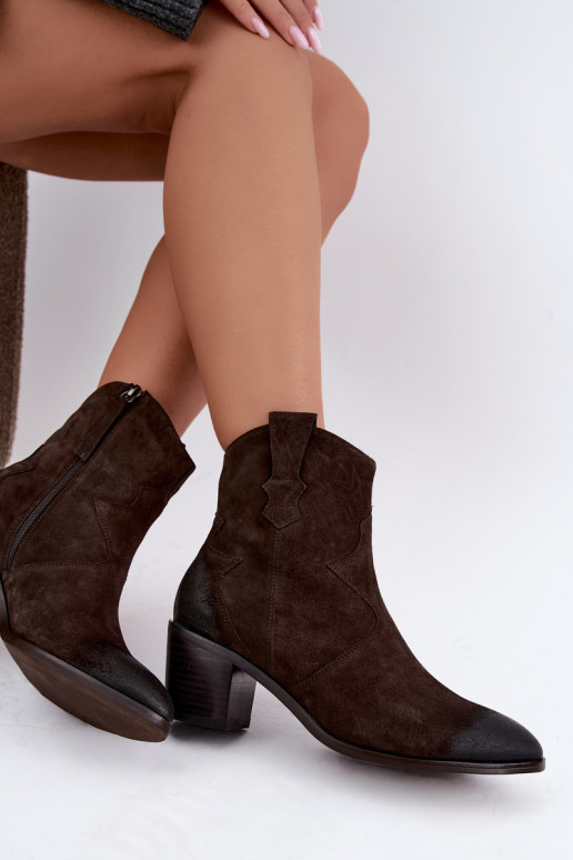 Stivali in pelle scamosciata in stile cowboy isolati D&A CR62-3395 in colore marrone scuro