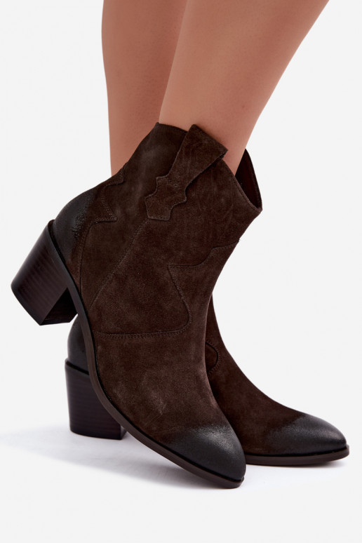 Stivali in pelle scamosciata in stile cowboy isolati D&A CR62-3395 in colore marrone scuro