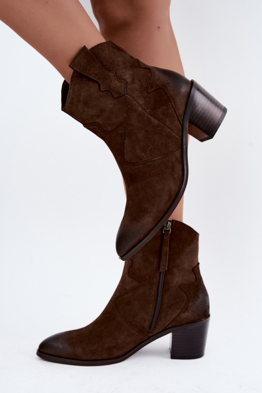 Stivali in pelle scamosciata in stile cowboy isolati D&A CR62-3395 in colore cioccolato