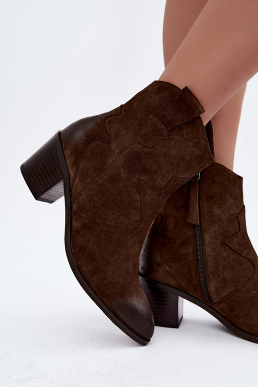 Stivali in pelle scamosciata in stile cowboy isolati D&A CR62-3395 in colore cioccolato