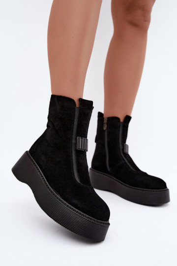 Stivaletti in faux suede con plateau isolati D&A CR62-3448 in colore nero 2