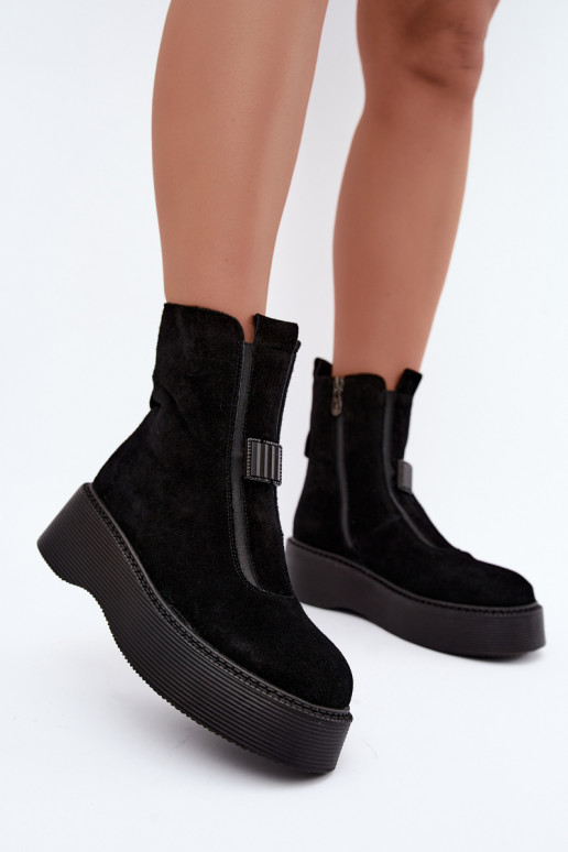Stivaletti in faux suede con plateau isolati D&A CR62-3448 in colore nero